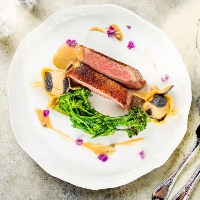 Pierś z kaczki/ ravioli z sosem pieprzowym/ brokuły